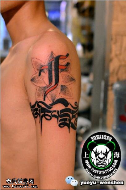 肩部的梵文纹身图案