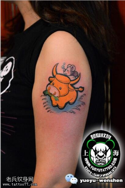 肩膀的小牛纹身图案