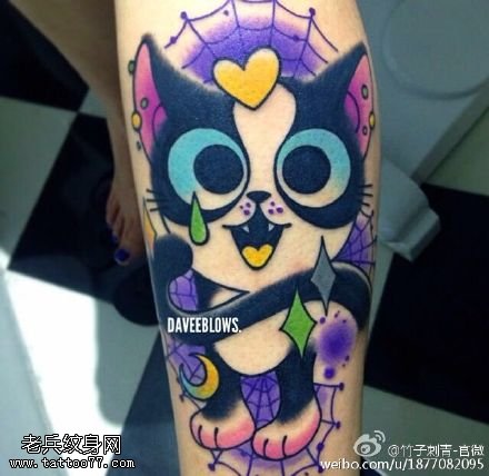小腿上的彩绘小猫咪纹身图案