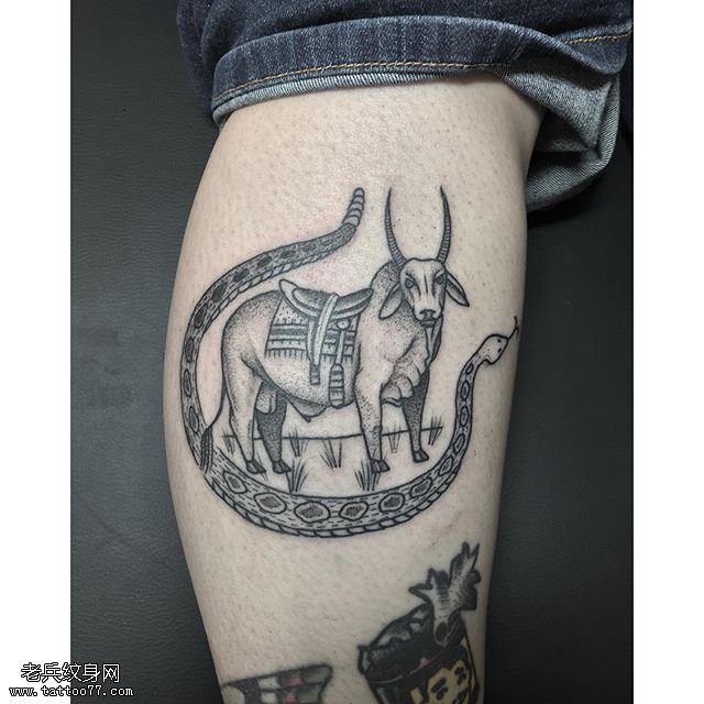 小腿的牛蛇纹身图案