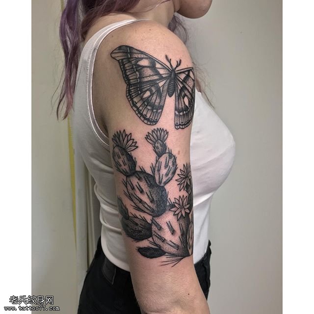 肩部的蝴蝶仙人掌纹身图案