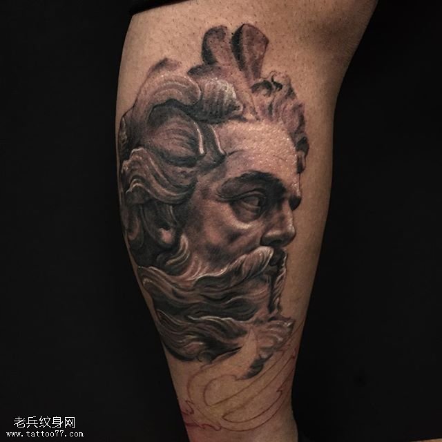 小腿的海神纹身图案