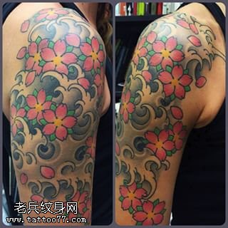肩部浪花樱花纹身图案