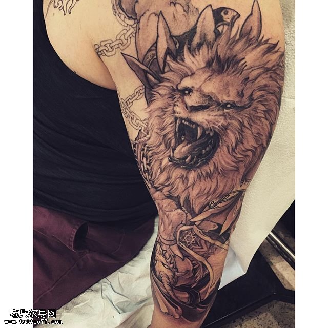 肩部狂傲的狮子纹身图案