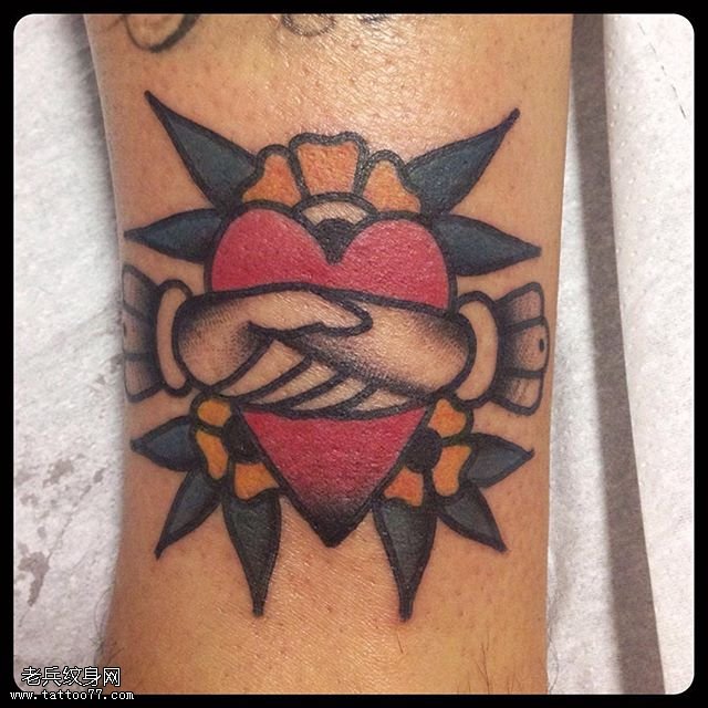 脚腕上的友谊之手纹身图案