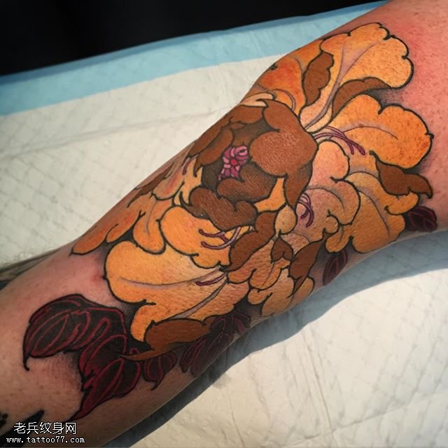 腿部优美的牡丹纹身图案