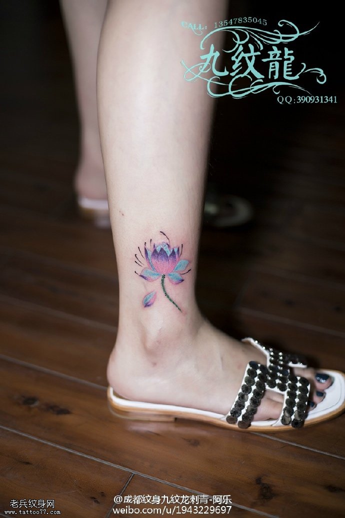 脚腕上水彩的莲花纹身图案