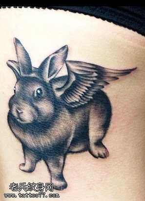 可爱带翅膀兔子纹身图案