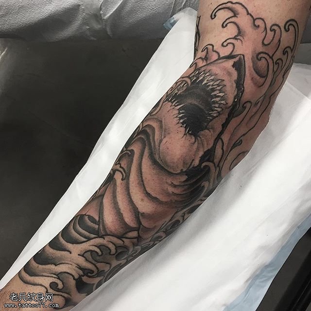 胳膊上点刺鲨鱼纹身图案