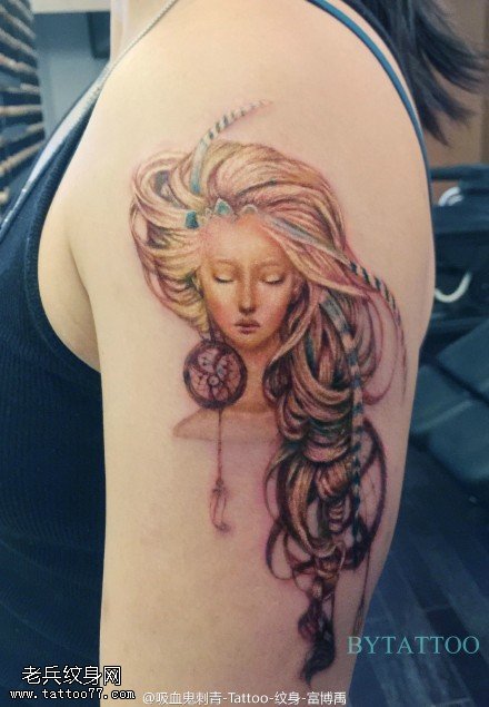 肩膀大耳环美女纹身图案