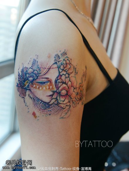 肩膀彩绘的美女花卉纹身图案
