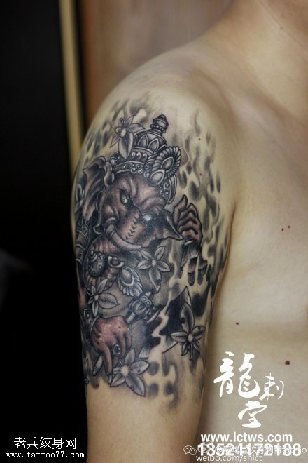 肩膀经典的象神纹身图案