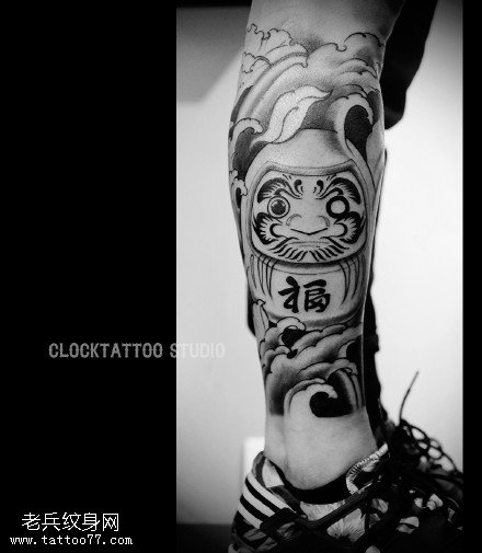 小腿上的达摩福纹身图案