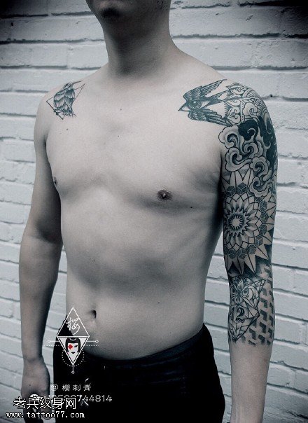 肩膀的梵花猫头鹰纹身图案