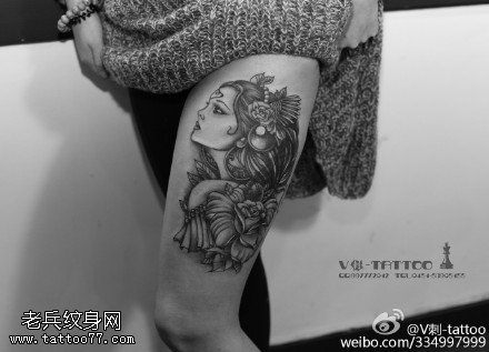 大腿上的经典美女纹身图案
