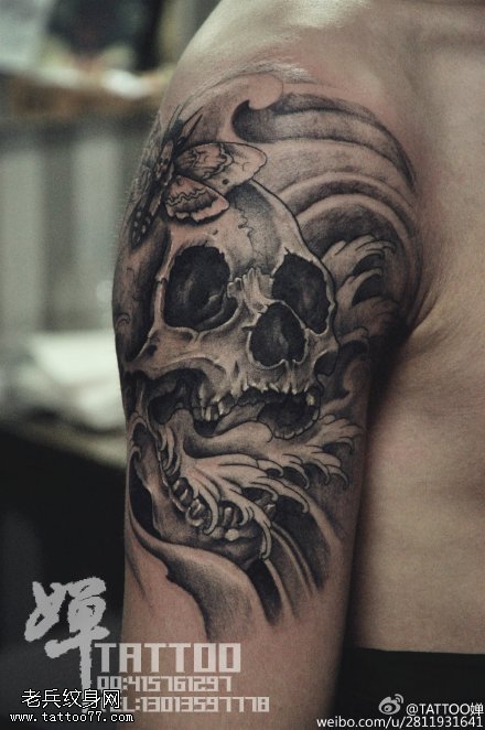 肩膀的骷髅蝴蝶纹身图案