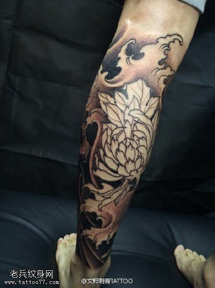 小腿上点刺的牡丹纹身图案