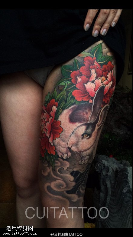大腿上的兔子牡丹纹身图案