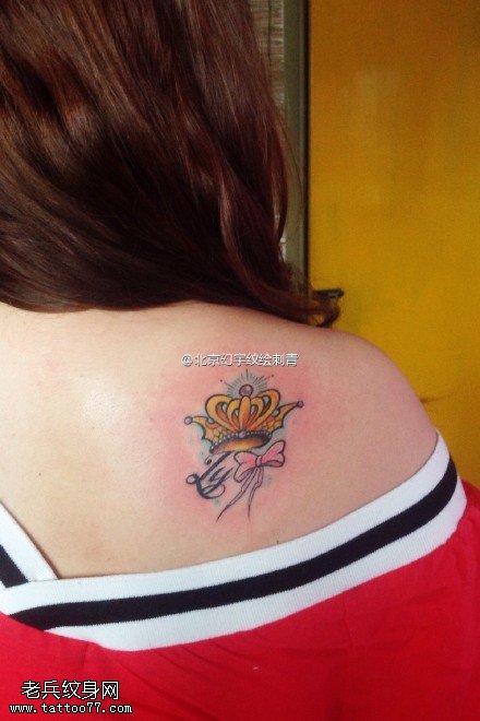 肩膀的皇冠蝴蝶结纹身图案