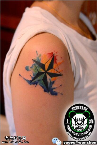 肩膀水彩五角星纹身图案