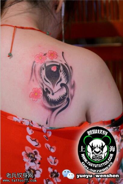 肩膀的狐狸樱花纹身图案