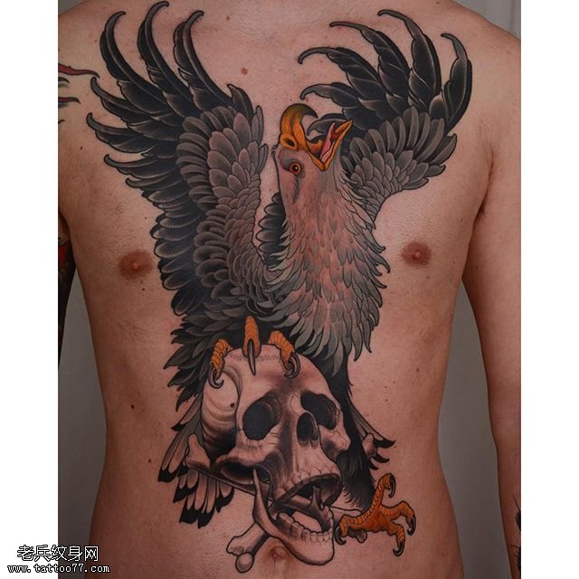 背部经典的雄鹰纹身图案