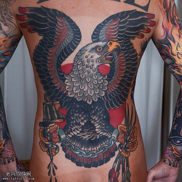 背部雄鹰展翅纹身图案
