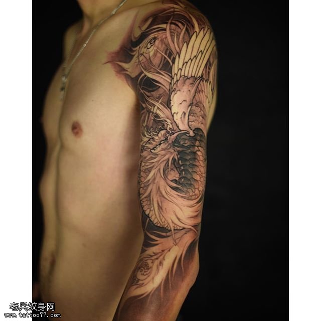 肩部写实雄鹰纹身图案