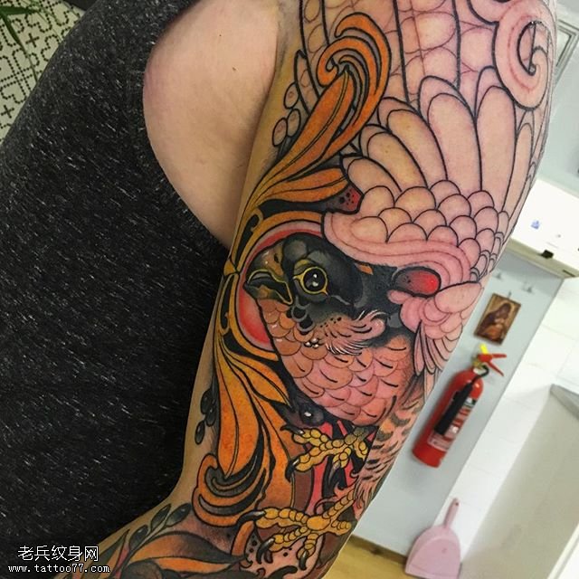 肩部点刺的鸟纹身图案