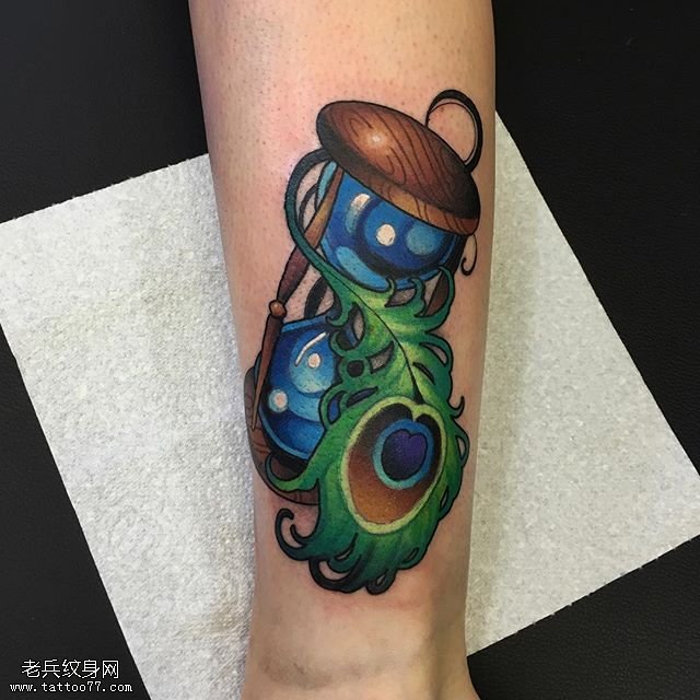 腿部彩绘沙漏纹身图案