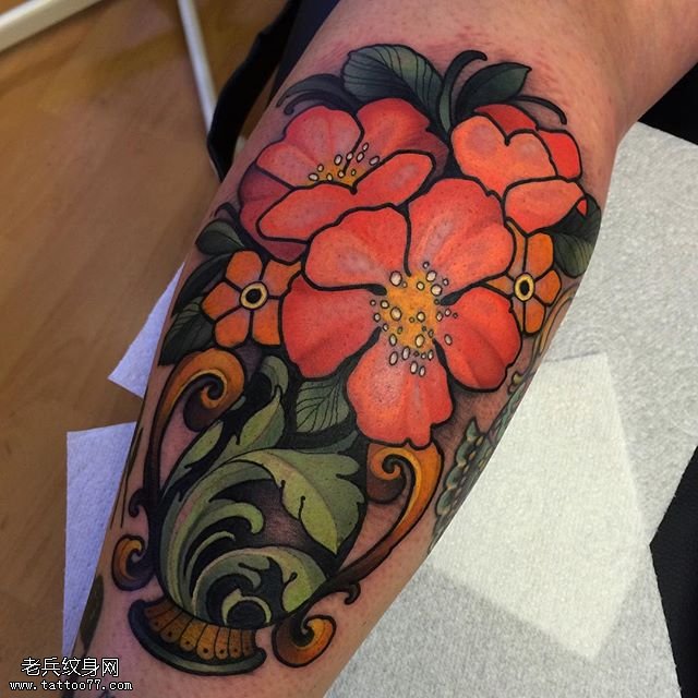 小腿的花瓶纹身图案