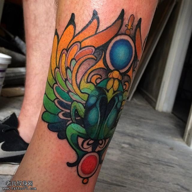 小腿彩绘的青蛙纹身图案