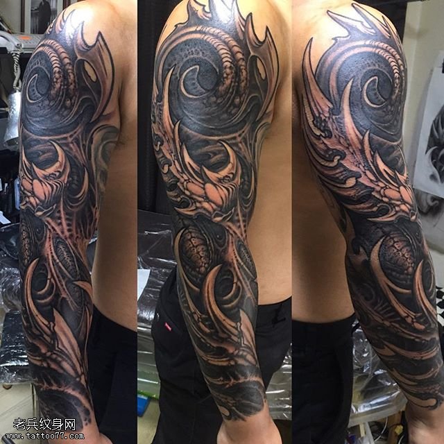 肩部的3D机械臂纹身图案