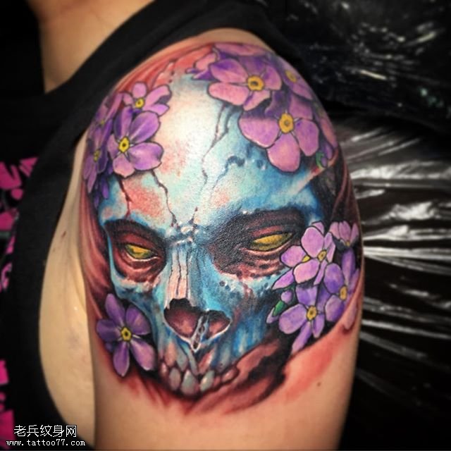 肩部彩绘花骷髅纹身图案