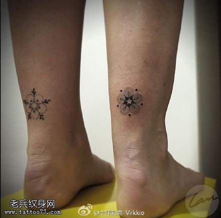 清新点刺的小花纹身图案