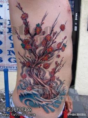 侧腹的梅花纹身图案