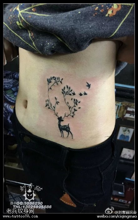 腹部经典小鹿纹身图案