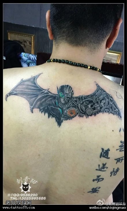 背部经典蝙蝠侠纹身图案