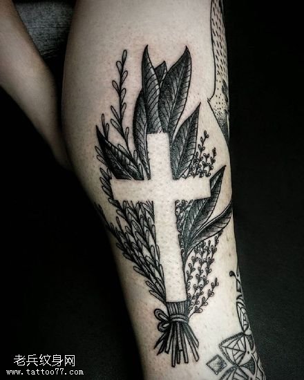 小腿上的十字架纹身图案