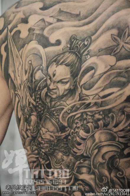 背部的二郎神纹身图案