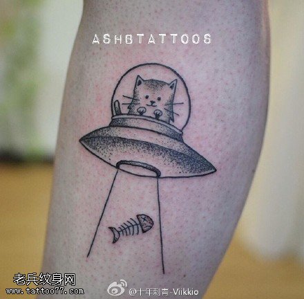小腿的太空猫咪纹身图案