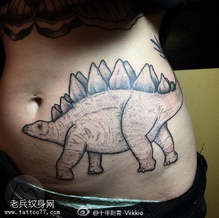 腹部的恐龙纹身图案