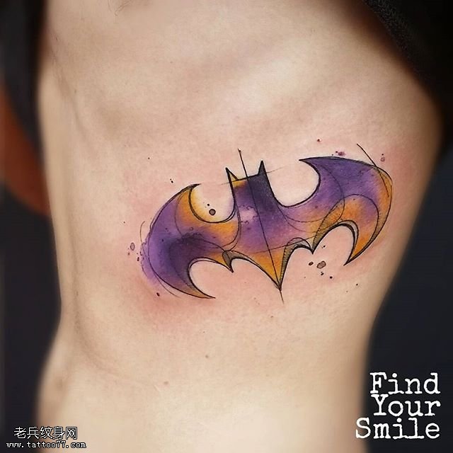 腰部的蝙蝠纹身图案