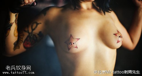咪咪上的五角星纹身图案