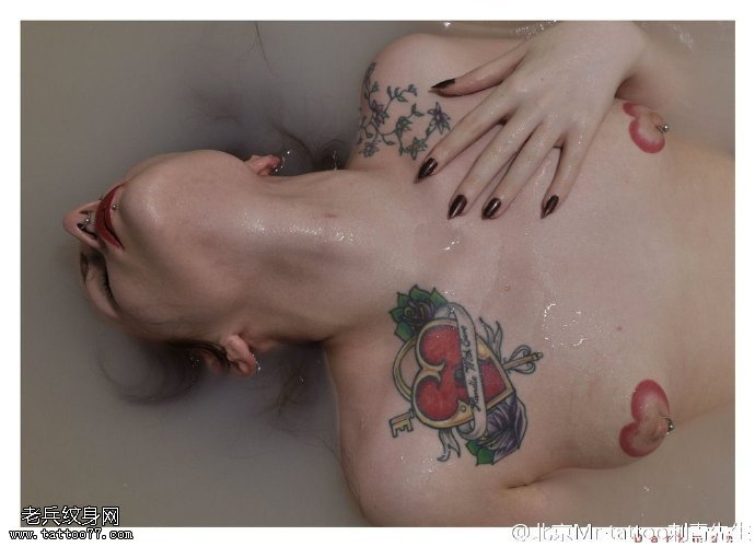 锁骨处一箭穿心纹身图案