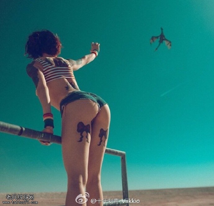 美女臀部的蝴蝶结纹身图案