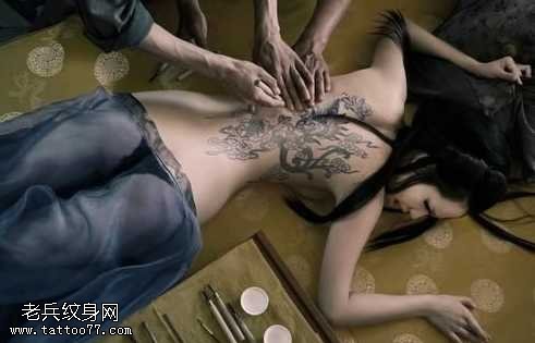 背部戚薇性感纹身图案