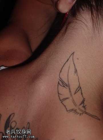 肩部女性简单羽毛纹身图案