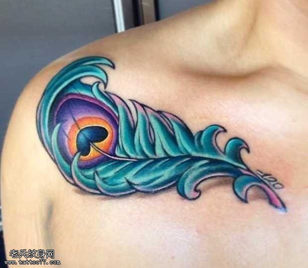 胸部孔雀羽毛纹身图案