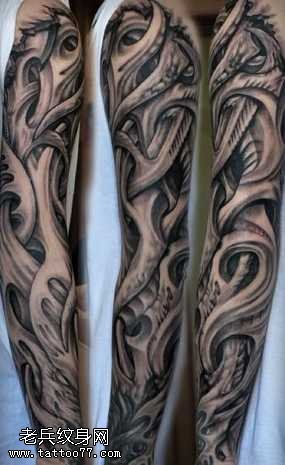 手臂上夸张的3D花臂纹身